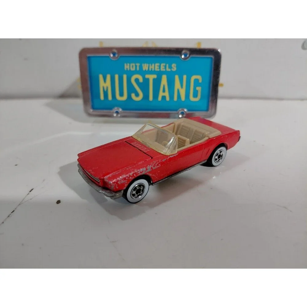 Hot Wheels Park N' Plates 1:64 Die Cast 1965 Ford Mustang Convertible Car w/Case